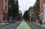 Muito bem marcada, pista exclusiva para ciclistas em rua central de Portland, no Oregon, oeste dos Estados Unidos